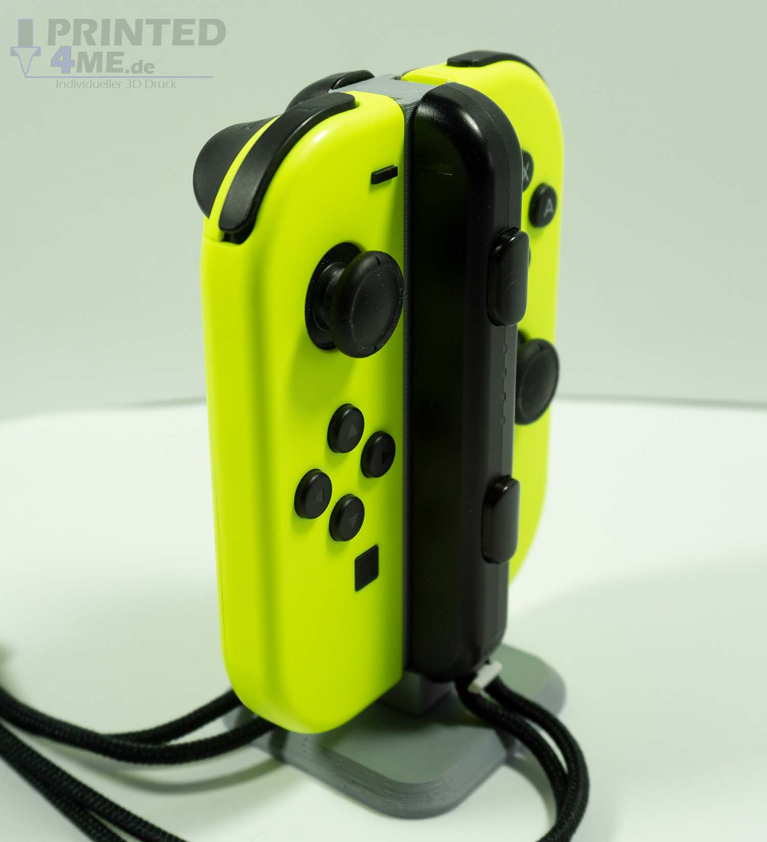 https://www.printed4me.de/wp-content/uploads/2022/08/Nintendo-Switch-Joy-Con-Halterung-Staender-Grau-mit-JoyCon-gelb-Handschlaufe-2.jpg